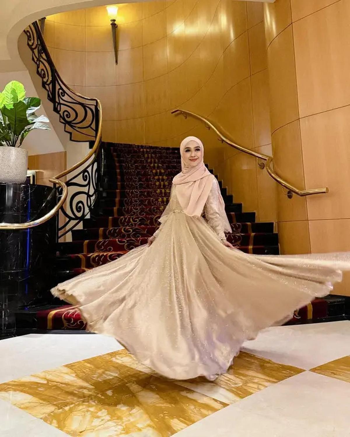 7 Inspirasi Gamis Kekinian ala Ria Ricis, Elegan untuk Tubuh Ramping
