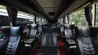 Bus Putra Mulya Sejahtera milik Glen Adiprana Widodo ini memiliki konsep physical distancing, sehingga penumpang menjadi lebih aman selama pandemi Covid-19. Kapasitas bus juga dibatasi sesuai dengan anjuran pemerintah. (Foto: Liputan6.com).