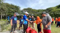 Bupati Bonebol Hamim Pou saat meyerahkan hadiah kepada warga yang berhasil mengumpulkan sampah (Arfandi Ibrahim/Liputan6.com)