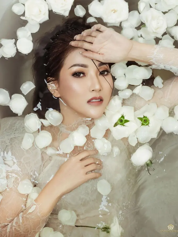 6 Gaya Pemotretan Terbaru Sarwendah, Berpose di Dalam Air