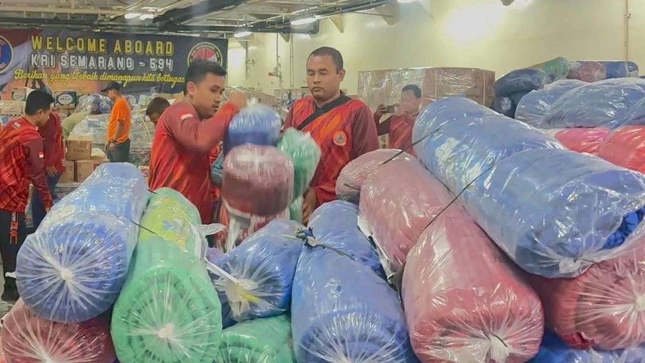FOTO: KRI Semarang Angkut Bantuan untuk Korban Bencana di Sumatera