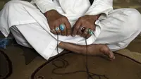 Seorang Muslim memegang tasbih saat Itikaf di masjid di Kabul, Afghanistan, Selasa (4/5/2021). Selama sepuluh hari terakhir Ramadhan, umat Muslim melakukan Itikaf dengan berzikir, berdoa dan sholat sunnah untuk menantikan malam Lailatul Qadar. (AP Photo/Rahmat Gul)