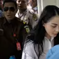 Artis sinetron Jennifer Dunn dikawal ketat petugas kejaksaan saat dibawa keruang tunggu tahan di Pengadilan Negeri Jakarta Selatan, Kamis (5/4). (LIputan6.com/Faizal Fanani)