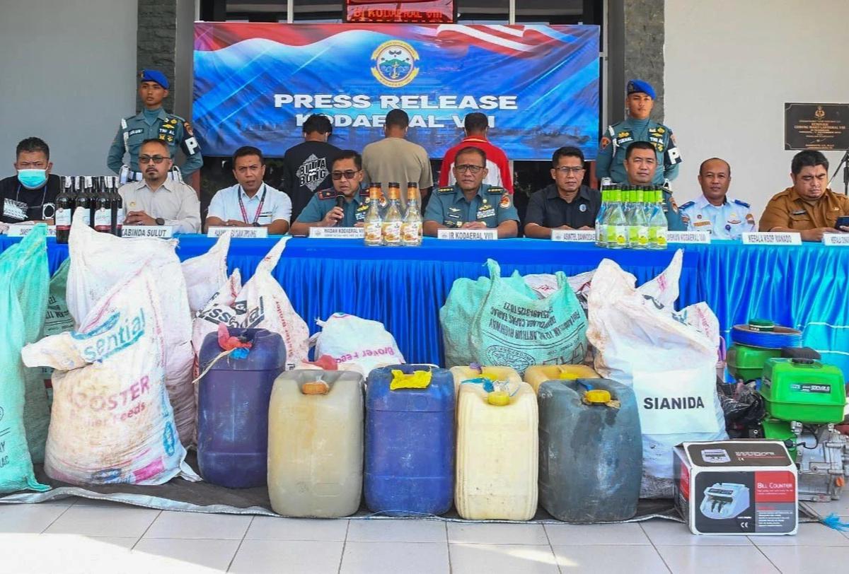FOTO: Penyelundupan Sianida dan Miras Ilegal Senilai Setengah Miliar Lebih Digagalkan di Perairan Manado