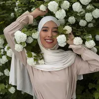 Hijab berwarna putih menjadi musuh sebagian orang, padahal jika tahu cara yang tepat, Sahabat Fimela pasti ketagihan. (Foto: Freepik/freepik)