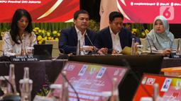 Sementara, kandidat lainnya, pasangan nomor urut 1 Ridwan Kamil-Suswono memperoleh suara sebanyak 2.183.239 atau 39,40 persen, dan pasangan nomor urut 2 Dharma Pongrekun-Kun Wardhana yang meraih 459.230 suara atau 10,53 persen. (Liputan6.com/Angga Yuniar)
