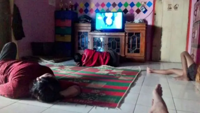 6 Momen Kocak Nonton Sinetron di TV Rusak Ini Bikin Tepuk Jidat