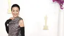 Michelle Yeoh menawan dalam balutan dress dari Balenciaga. Ia kenakan gaun dengan aksen bagian leher yang begitu memikat. [Foto: Instagram/ Michelle Yeoh]