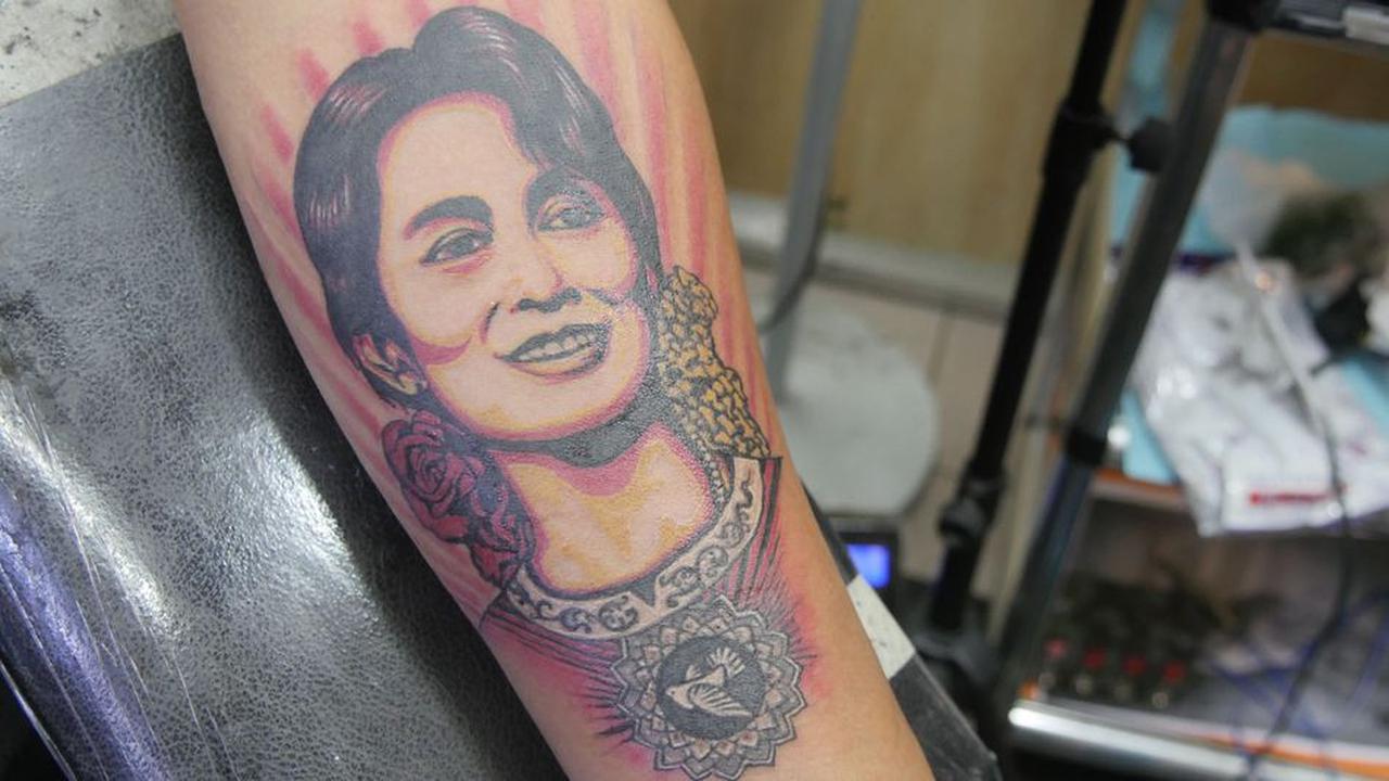 Masyarakat Myanmar membuat tato bertemakan protes anti kudeta militer.