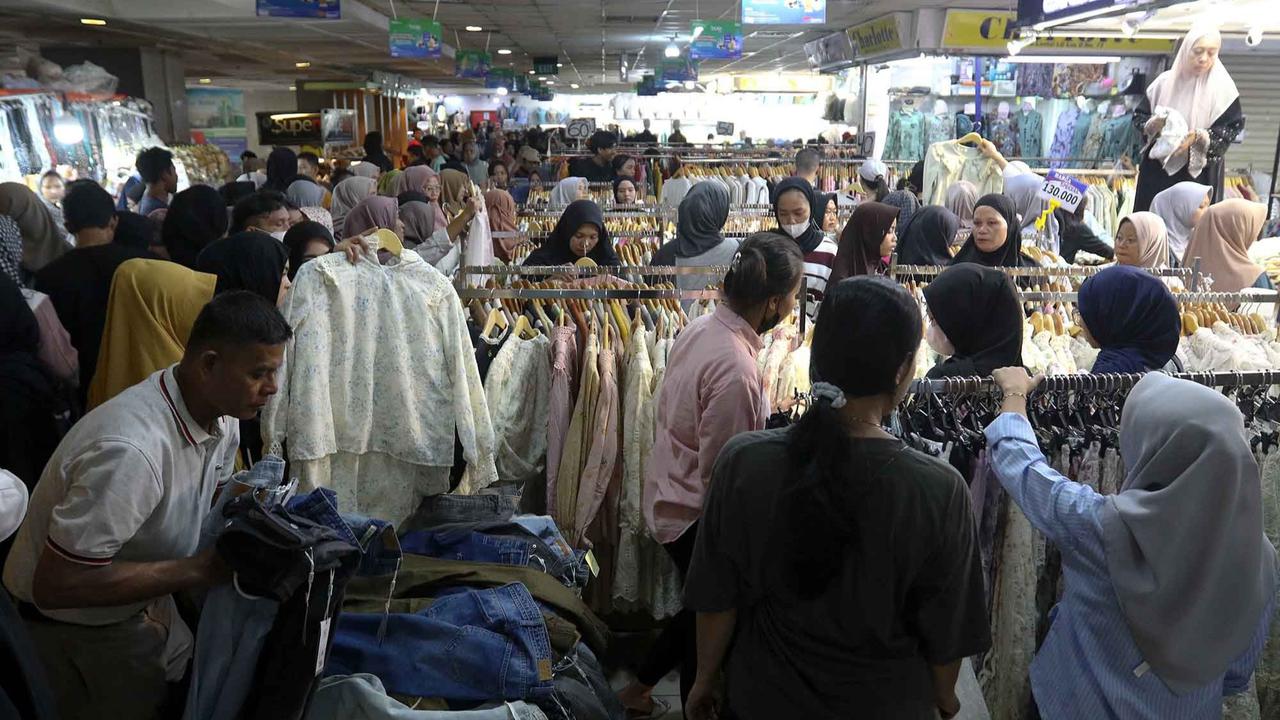 FOTO:   Hampir Sepekan Jelang Lebaran, Warga Memadati Pasar Tanah Abang