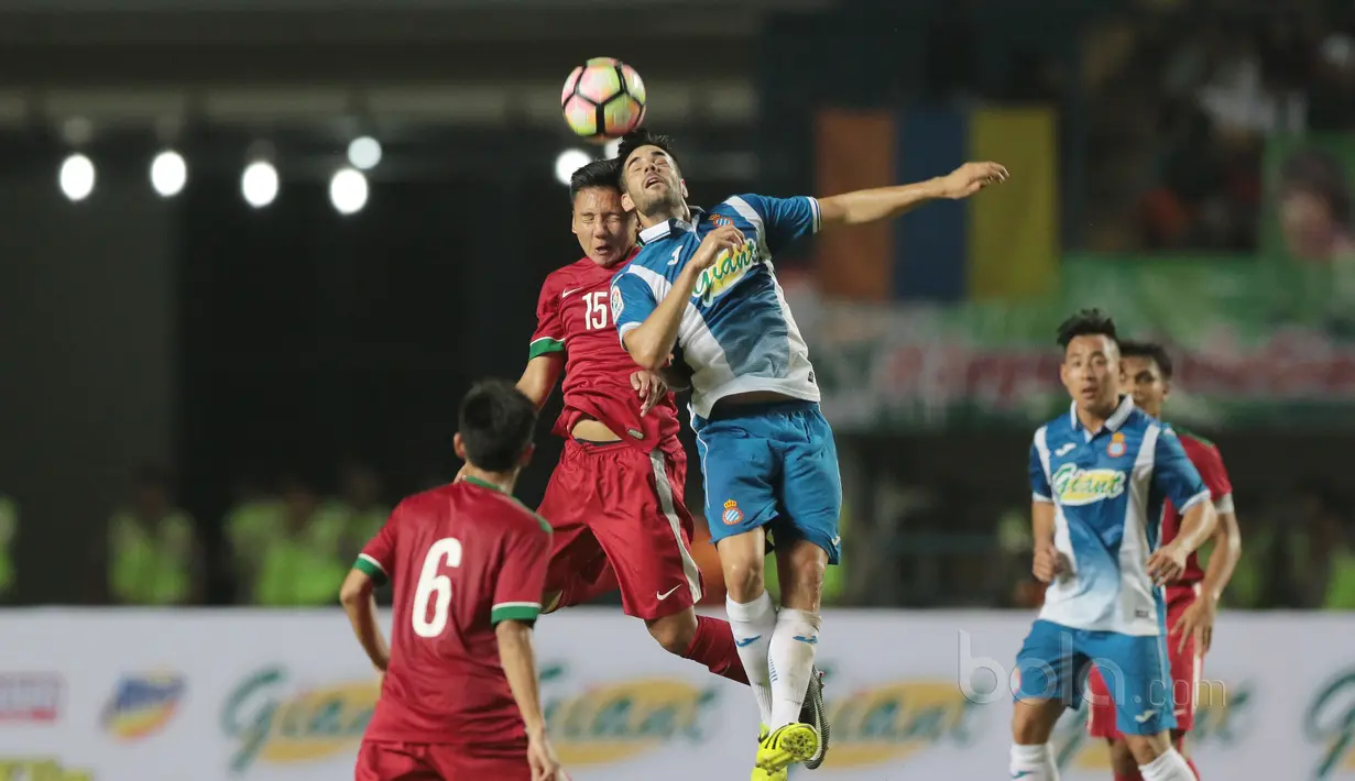 Duel Pemain Timnas Indonesia U-19, Syahrian Abimanyu (kiri) dan pemain Espanyol B pada laga persahabatan di Stadion GBLA, Bandung, (15/7/2017). Timnas U-19 kalah 2-4. (Bola.com/Nicklas Hanoatubun)