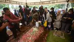 Pemeran Hans dalam Si Doel Anak Sekolahan, Adam Jagwani (tengah) saat menghadiri prosesi pemakaman aktris senior Aminah Cendrakasih atau Mak Nyak di TPU Karet Bivak, Jakarta, Kamis (22/12/2022). Adam Jagwani mengatakan Mak Nyak sudah dia anggap sebagai ibunya sendiri. (merdeka.com/Imam Buhori)