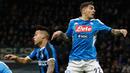 Striker Inter Milan, Lautaro Martinez (kiri) berebut bola dengan pemain Napoli, Giovanni Di Lorenzo pada leg pertama semifinal Coppa Italia di Stadion Giuseppe Meazza, Rabu (12/2/2020). Inter Milan  menyerah dari tamu, Napoli, dengan skor 0-1 akibat gol tunggal Fabian Ruiz. (AP/Antonio Calanni)