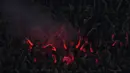 Para suporter AC Milan menyalakan flare saat memberi dukungan kepada timnya saat menghadapi Newcastle United pada laga matchday pertama Grup F Liga Champions 2023/2024 menghadapi AC Milan di San Siro Stadium, Milan, Rabu (20/9/2023) dini hari WIB. (AP Photo/Antonio Calanni)