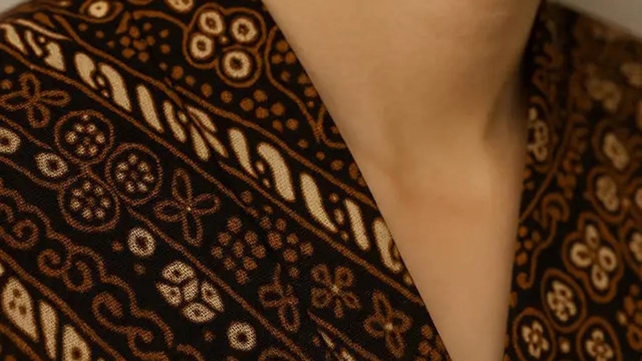 7 Model Anting Emas untuk Baju Batik yang Kekinian