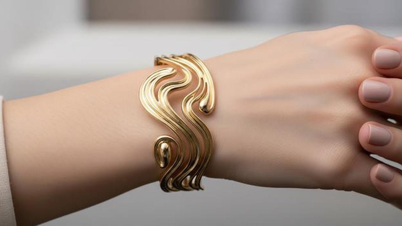 8 Model Gelang Emas Cuff Sculptural Desain Abstrak 2025, Elegan untuk Penampilan Wanita