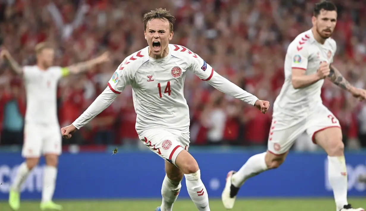 Kebuntuan Denmark akhirnya pecah lewat tendangan lengkung indah milik Mikel Damsgaard yang tidak dapat dihalau oleh Safanov pada menit ke-38. Skor berubah menjadi 0-1 dengan keunggulan Denmark. Hasil ini tak berubah hingga babak pertama usai. (AP/Pool/Jonathan Nackstrand)