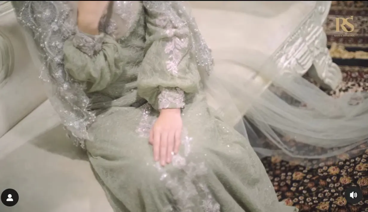 Detail bordir juga begitu apik terlihat di bagian pergelangan tangannya Adiba. [Foto: Instagram/hijazpictura]