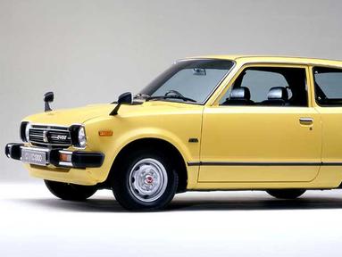 Honda Civic generasi pertama atau yang disebut di Indonesia dengan nama Civic Koper. Mesin yang digunakan berkapasitas 1.500cc 4-silinder CVCC bertenaga 53 Hp. Generasi pertama ini dijual dari tahun 1973-1979. (Source: garagedreams.net)