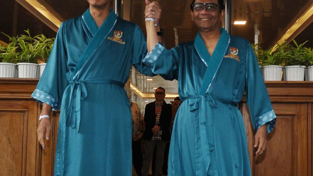 Pasangan bakal ccalon presiden dan bakal calon wakil presiden, Ganjar Pranowo dan Mahfud MD berpose sebelum menjalani tes kesehatan di RSPAD Gatot Subroto, Jakarta, pada Minggu (22/10/2023).
