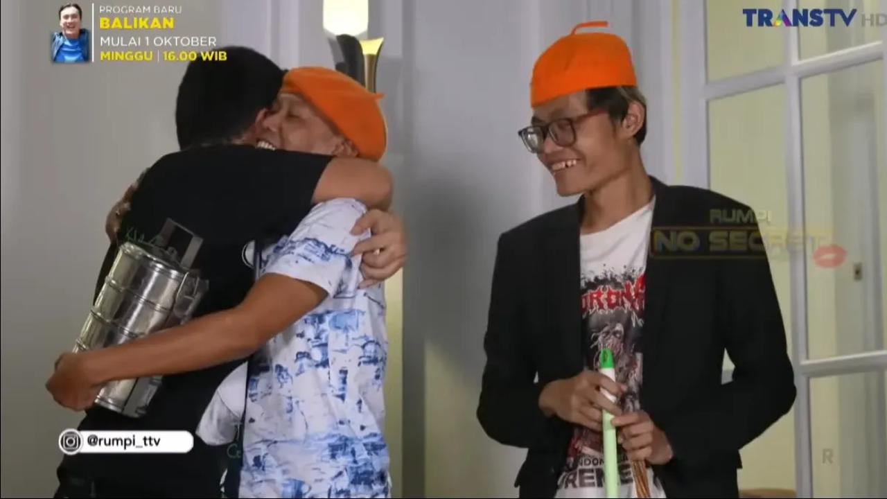 Momen Bang Ocid dan Sony Wakwaw datang ke rumah baru Aldi Taher. Keduanya melepas rindu setelah lama tidak bertemu. Tampak Aldi Taher memeluk Bang Ocid.<br>