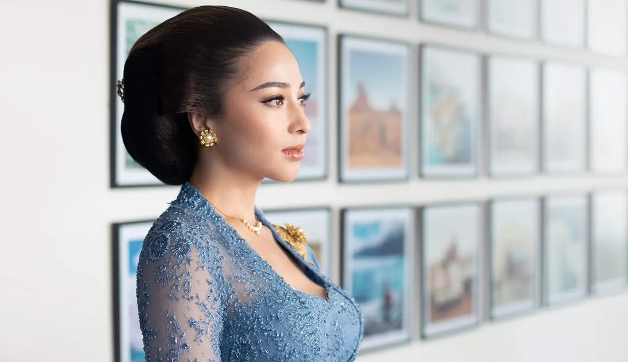 Tentu yang tak kalah mencuri perhatian adalah penampilan Nikita Willy. Bintang sinetron 'Putri yang Ditukar' itu tampil memesona dalam balutan kebaya Jawa berwarna biru yang dipadukan dengan kain dan selendang berwarna senada karya desainer Didiet Maulana. (Liputan6.com/IG/@thepotomoto)