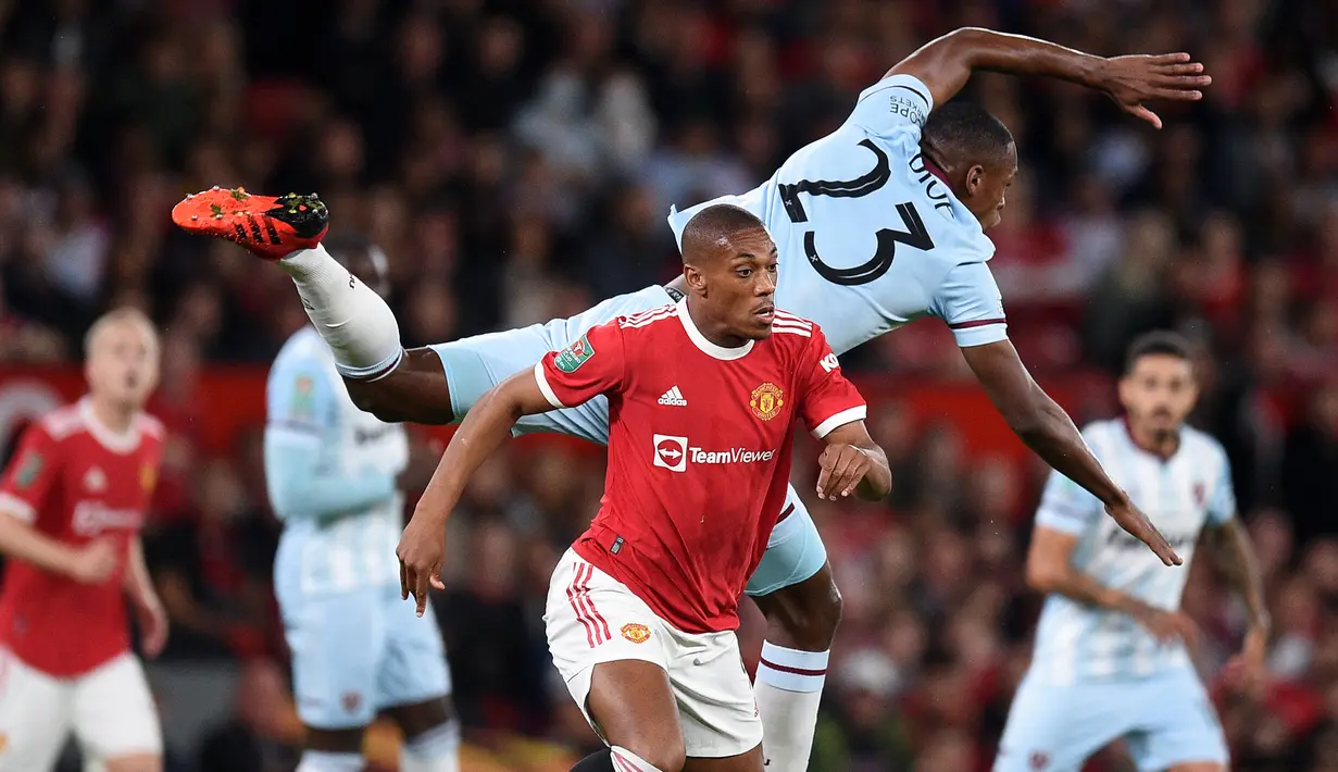 Anthony Martial. Berseragam Manchester United sejak 2015/2016, dirinya gagal tampil konsisten bersama Setan Merah. Musim ini ia masih dipercaya Ole Gunnar Solskjaer untuk tampil dalam 7 laga di semua kompetisi dan baru membukukan 1 gol. (AFP/Oli Scarff)