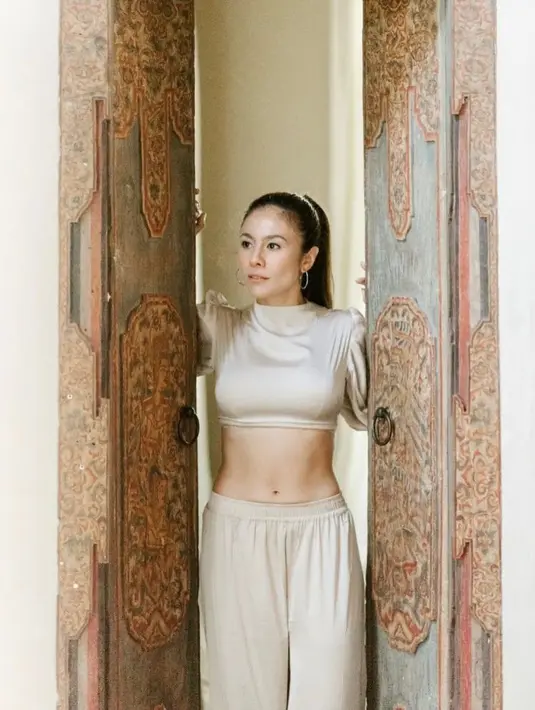 Pamer body goals dengan crop top warna putih, banyak netizen yang memuji penampilan Wulan Guritno yang semakin cantik dan awet muda di usia 40 tahun. (Instagram/wulanguritno).