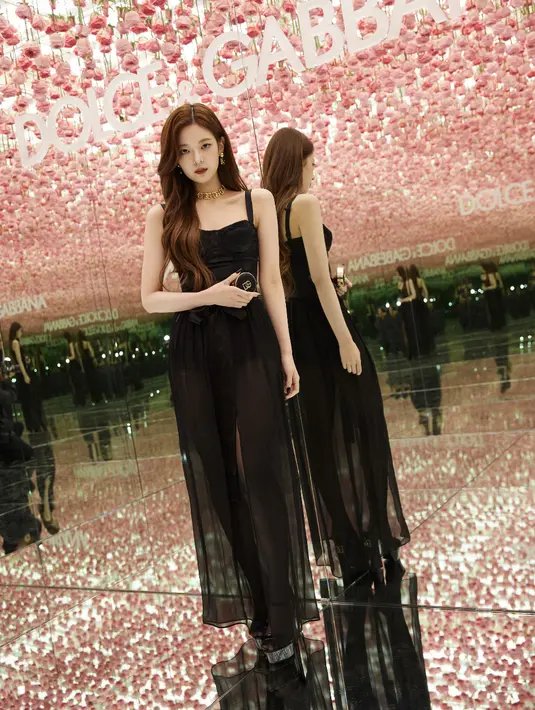Dengan fokus pada estetika, tren, dan produk inovatif, koleksi baru ini menunjukkan bagaimana Dolce&Gabbana terus mendefinisikan kecantikan dengan memadukan kemewahan dengan semangat yang hidup. [Foto: Dolce&Gabbana]