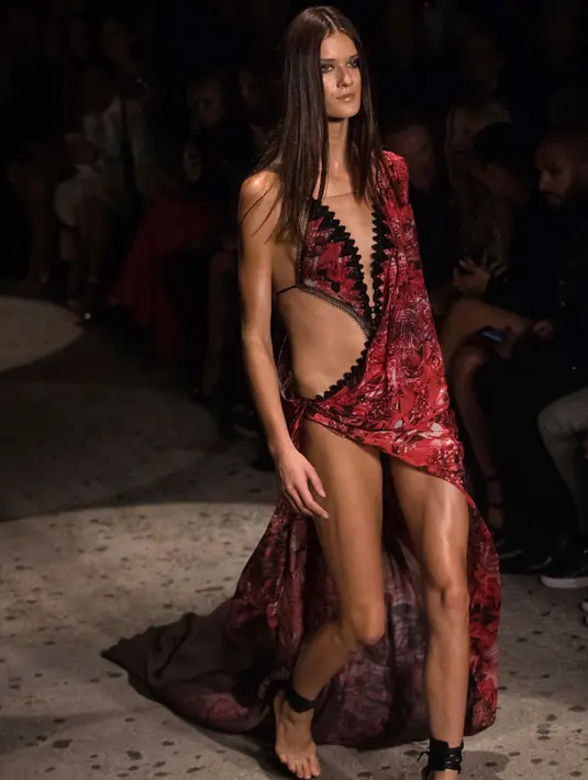 Model mengenakan busana desainer Julien Macdonald selama London Fashion Week, Inggris (18/9). Julien Macdonald menampilkan gaun-gaun seksi koleksi Spring/Summer 2018. (Photo by Vianney Le Caer/Invision/AP)