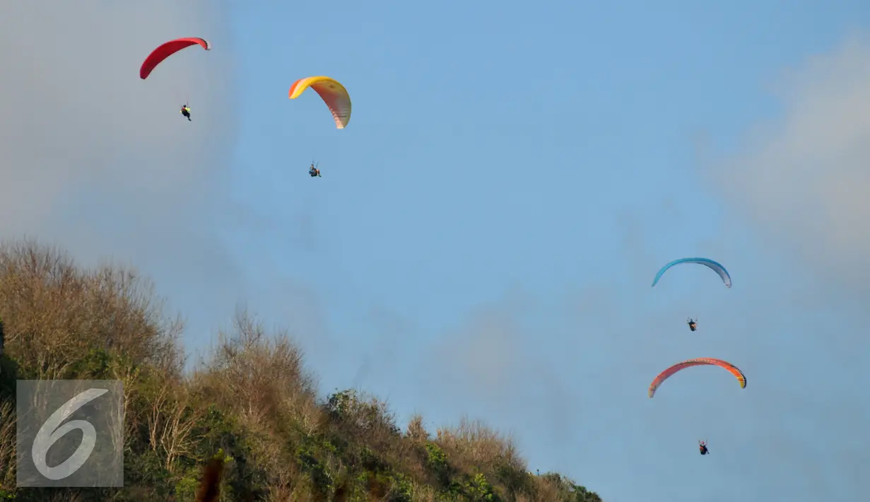 Di Pantai Pandawa pengunjung bisa melihat aktivitas permainan paralayang, Bali, Jumat (28/8/2015). Wisatawan mancanegara menjuluki pantai pandawa dengan sebutan Secret Beach. (Liputan6.com/Herman Zakharia)