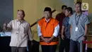 Bupati Sidoarjo Saiful Ilah (kedua kiri) usai menjalani pemeriksaan di Gedung KPK, Jakarta, Kamis (30/1/2020). Saiful Ilah diperiksa sebagai tersangka terkait kasus dugaan menerima suap proyek infrastruktur di Dinas PUPR Kabupaten Sidoarjo. (merdeka.com/Dwi Narwoko)