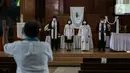 Perayaan ibadah Paskah di tengah pandemi COVID-19 di Gereja Protestan Indonesia bagian Barat (GPIB) Effatha, Minggu (4/4/2021). Ibadah rangkaian Paskah tersebut digelar secara daring dengan tetap menerapkan protokol kesehatan. (Liputan6.com/Johan Tallo)