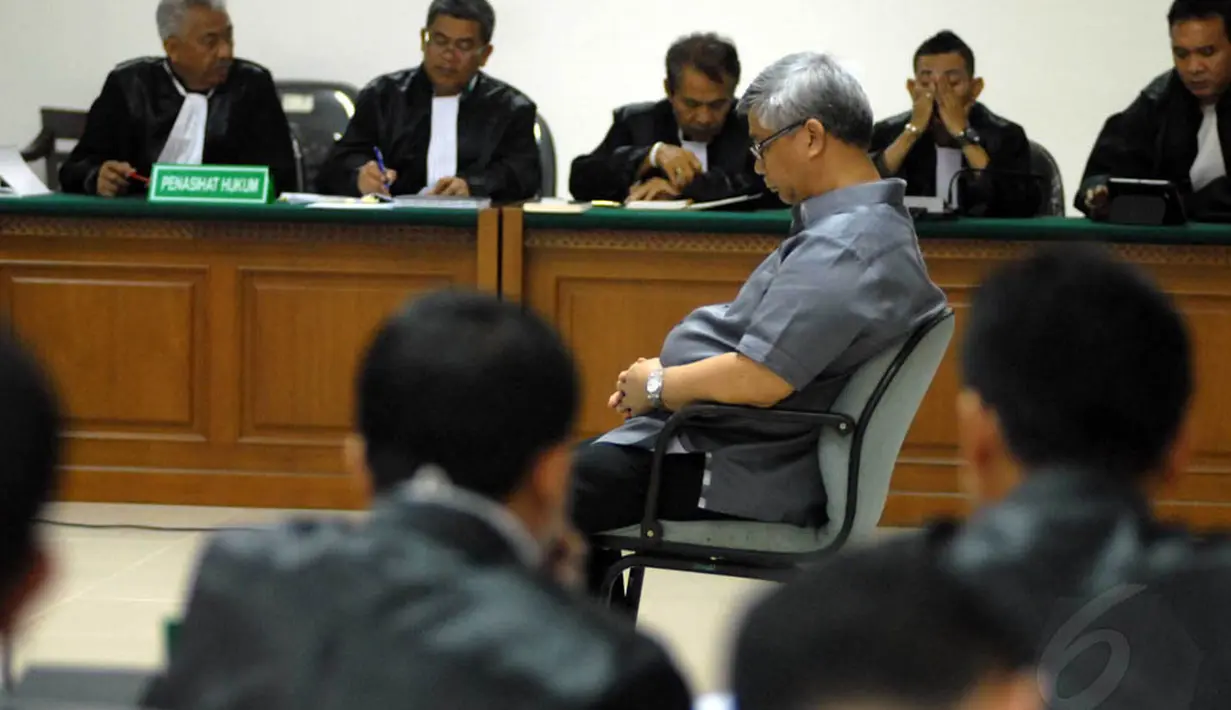 Akil Mochtar menghadapi sidang pembacaan tuntutan di Pengadilan Tipikor, Jakarta, Senin (16/6/14). (Liputan6.cpm/Miftahul Hayat)