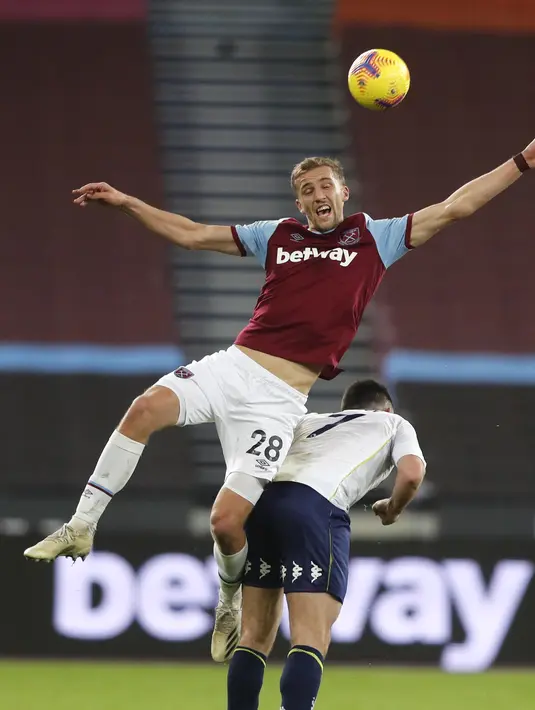 Gelandang West Ham, Tomas Soucek berebut bola dengan gelandang Aston Villa, John McGinn pada pekan 10 Liga Inggris 2020-2021 di Stadium of London, Selasa (1/12/2020) dini hari WIB. West Ham secara dramatis berhasil mengalahkan Aston Villa dengan skor akhir 2-1. (AP Photo/Frank Augstein, Pool)
