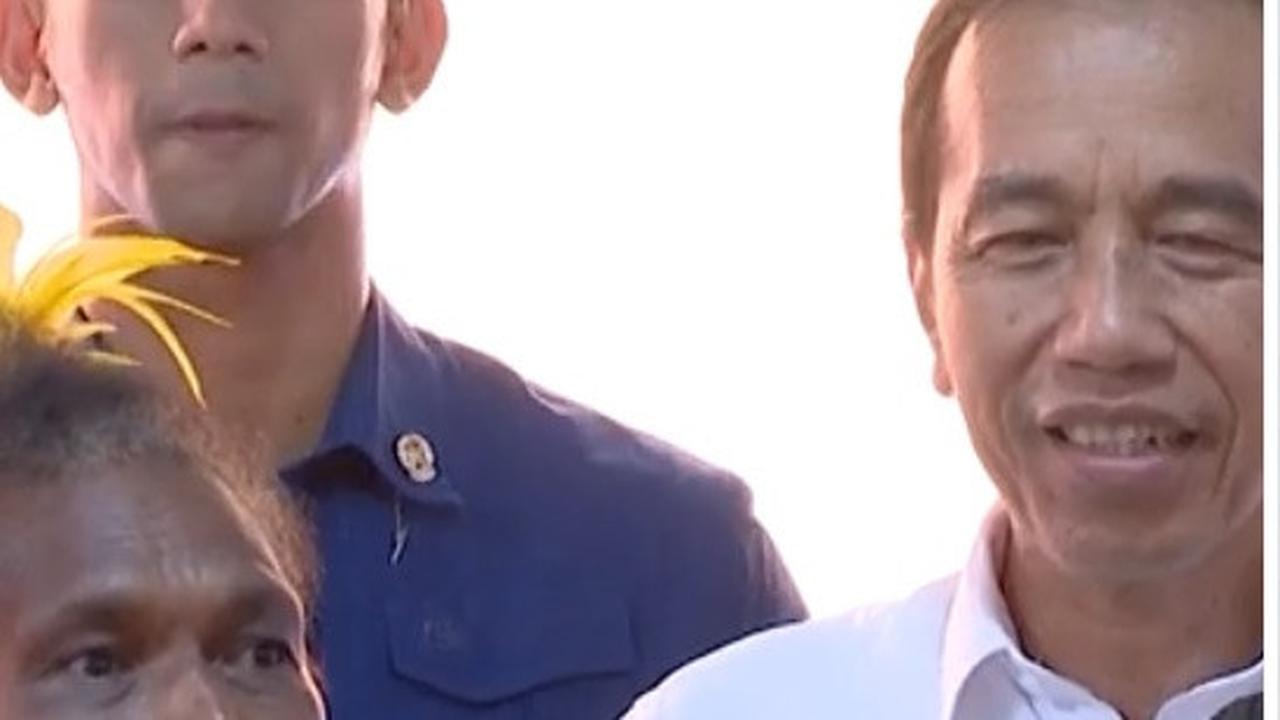 Jokowi Lincah Main Bola di Tanah Biak, Ada Momen Kejutan Tempelkan Jidat ke Tiang Gawang