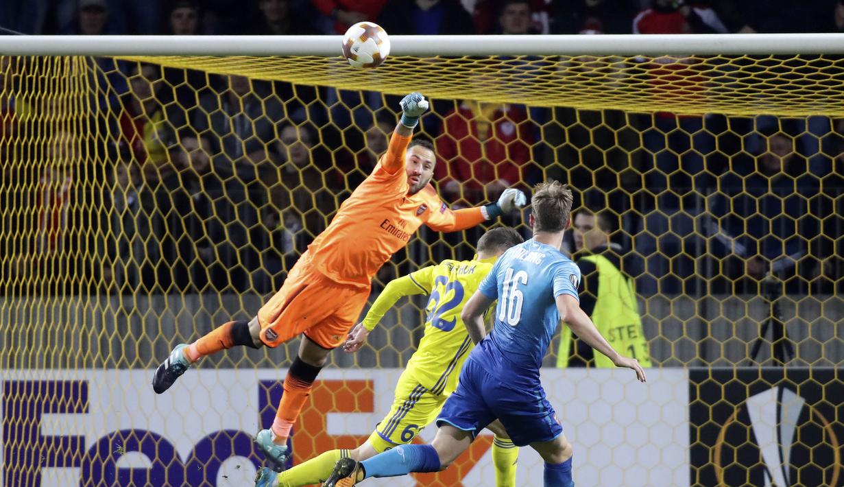 Kiper Arsenal, David Ospina, meninju bola yang mengarah ke gawang nya pada laga Liga Europa di Stadion Borisov, Kamis (28/9/2017). Arsenal menang 4-2 atas BATE Borisov. (AP/Sergei Grits)
