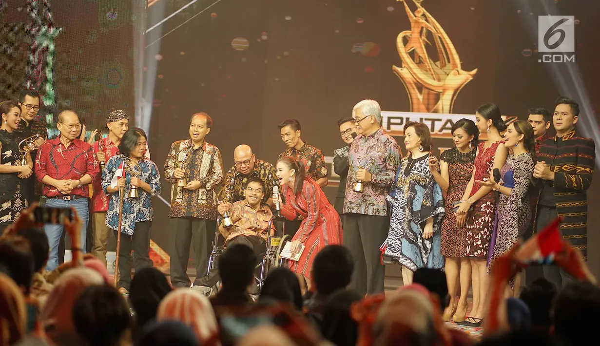 Penyandang disabilitas Engkus Al Getuk saat menerima penghargaan ajang Liputan6 Awards, Jakarta, Sabtu (25/5). Liputan6 Awards 2019 bertajuk “Untukmu Indonesia tersebut merupakan program bakti kepada Indonesia sebagai bentuk kontribusi untuk bangsa terkait perdamaian.(Liputan6.com/Immanuel Antonius)