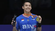 Pebulu tangkis tunggal putra Indonesia, Jonatan Christie sukses mengoleksi gelar keduanya tahun ini setelah menjuarai Badminton Asia Championship 2024, Minggu (14/4/2024) di Ningbo Olympic Sports Center Gymnasium, China. Di partai final, Jojo kembali menaklukkan jagoan China, Li Shi Feng dengan dua gim langsung, 21-15, 21-16. Sebelumnya di partai semifinal, juara All England 2024 ini juga sukses menghentikan laju andalan tuan rumah, Shi Yu Qi lewat pertarungan sengit tiga gim. (AP Photo)