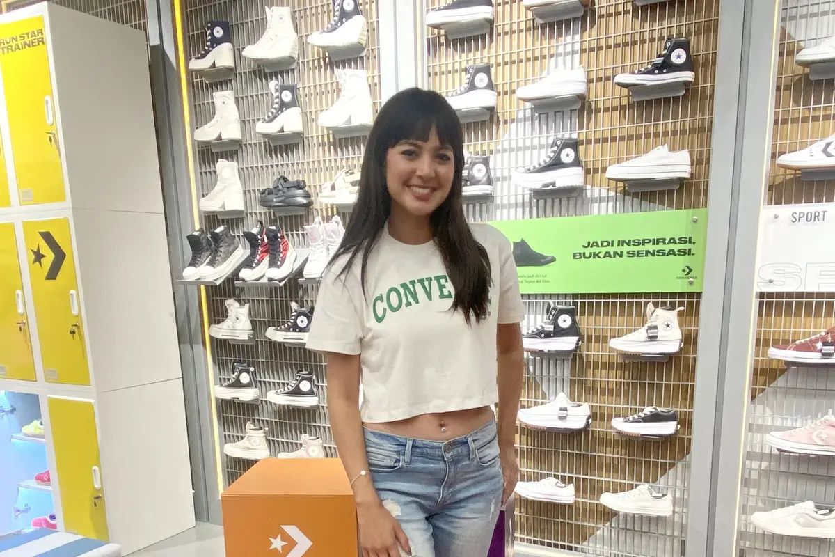 Aurelie Moeremans Mengenakan Converse Run Star Trainer