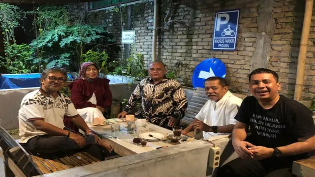 Abdon Nababan (kiri) dan para aktivis gerakan lingkungan hidup