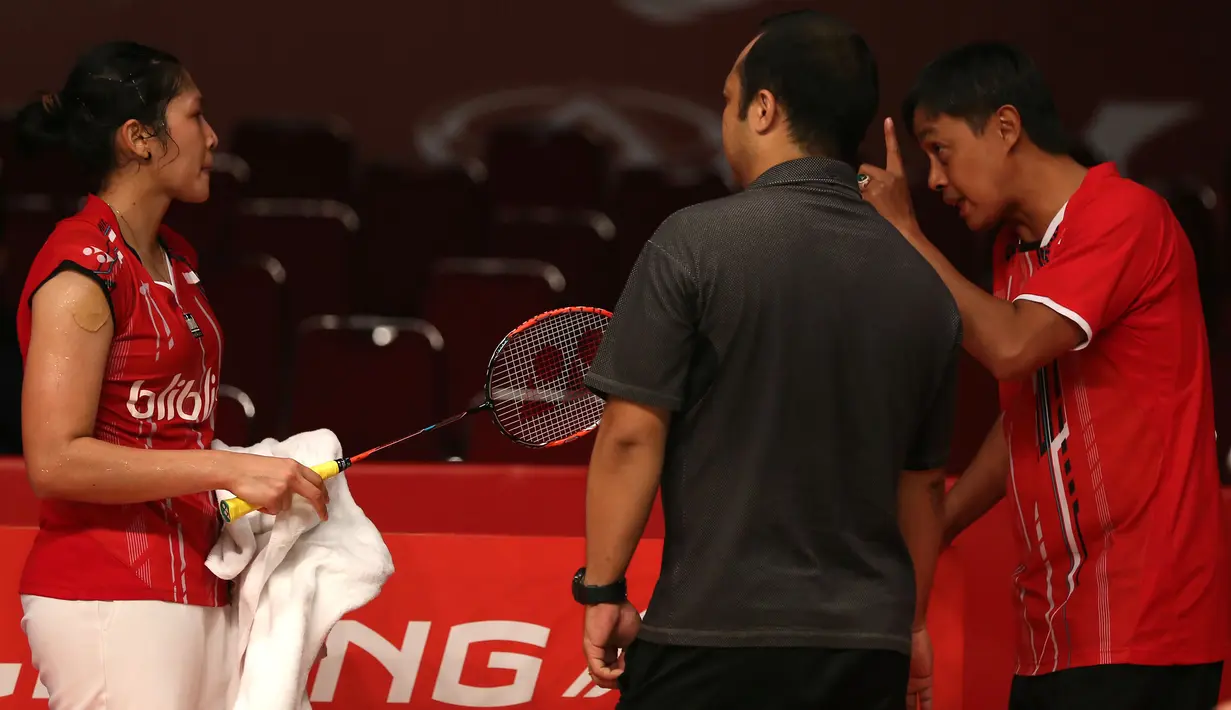Pelatih Bambang Supriyanto (kanan) memompa semangat Lindaweni Fanetri jelang gim ketiga. (Bola.com/Arief Bagus)