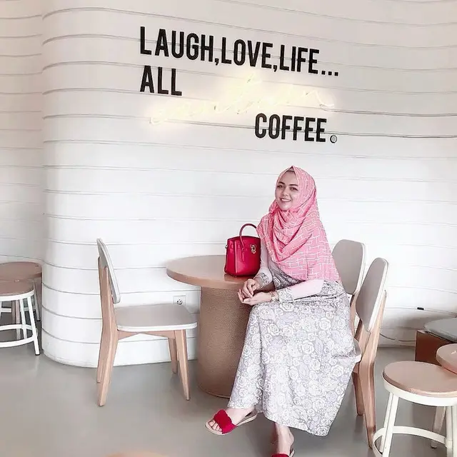 6 Potret Ratu Rizky Nabila Pakai Hijab, Penampilannya Bikin Pangling