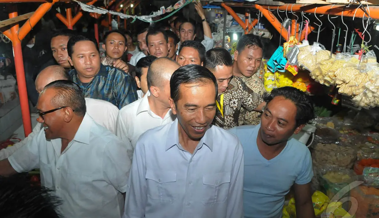 Jokowi dan ARB berkeliling pasar untuk melihat situasi pasar secara langsung, Pasar Gembrong, Jakarta Pusat, Selasa (14/5/2014) (Liputan6.com/Herman Zakharia)