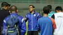 Pelatih Arema FC, Aji Santoso (tengah) memberi arahan saat latihan uji lapangan jelang final Piala Presiden 2017 di Stadion Pakansari, Kab Bogor, Jumat (10/3). Di final, Arema FC akan berlaga melawan PBFC, Minggu (12/3). (Liputan6.com/Helmi Fithriansyah)