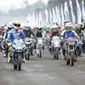 Pembalap Team Suzuki Ecstar MotoGP 2018, Andrea Iannone dan Alex Rins mengikuti parade berkendara bersama 3.000 bikers Suzuki. (SIS)