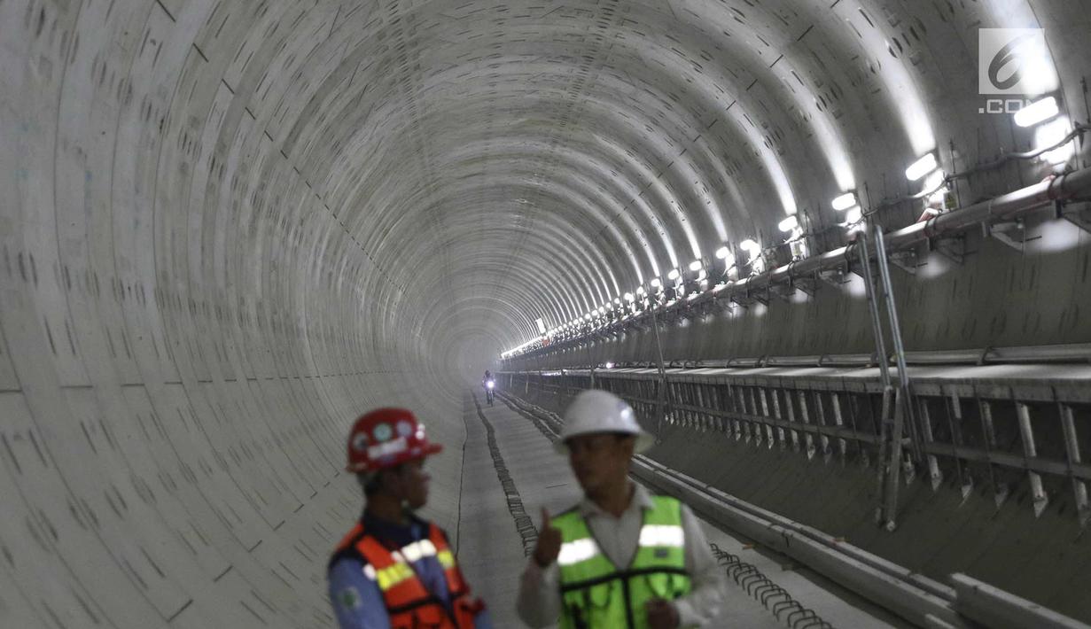 Suasana pembangunan proyek Mass Rapid Transit (MRT) di Jakarta, Kamis (19/10). Pembangunan MRT fase 1 (Lebak Bulus-Bundaran HI) per September 2017 telah mencapai 80,5 persen. (Liputan6.com/Immanuel Antonius)