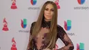 Jennifer Lopez berpose saat tiba menghadiri Latin Grammy Awards ke-17 di T-Mobile Arena, Las Vegas, AS (17/11). Bergaun bernuansa ungu tua transparan J-Lo tampil cantik dan seksi dengan rambut terurai. (AFP PHOTO/Tommaso Boddi)