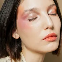 Dusty rose adalah warna pink yang telah “diredam” dengan sentuhan abu-abu, cokelat, atau ungu. [Dok/freepik.com]