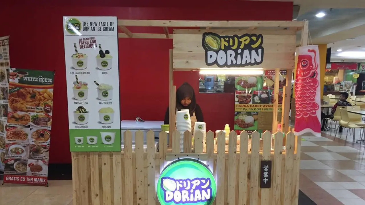es durian dicampur dengan kolang kaling, kelapa, tape dan cincau, di tempat yang satu ini.